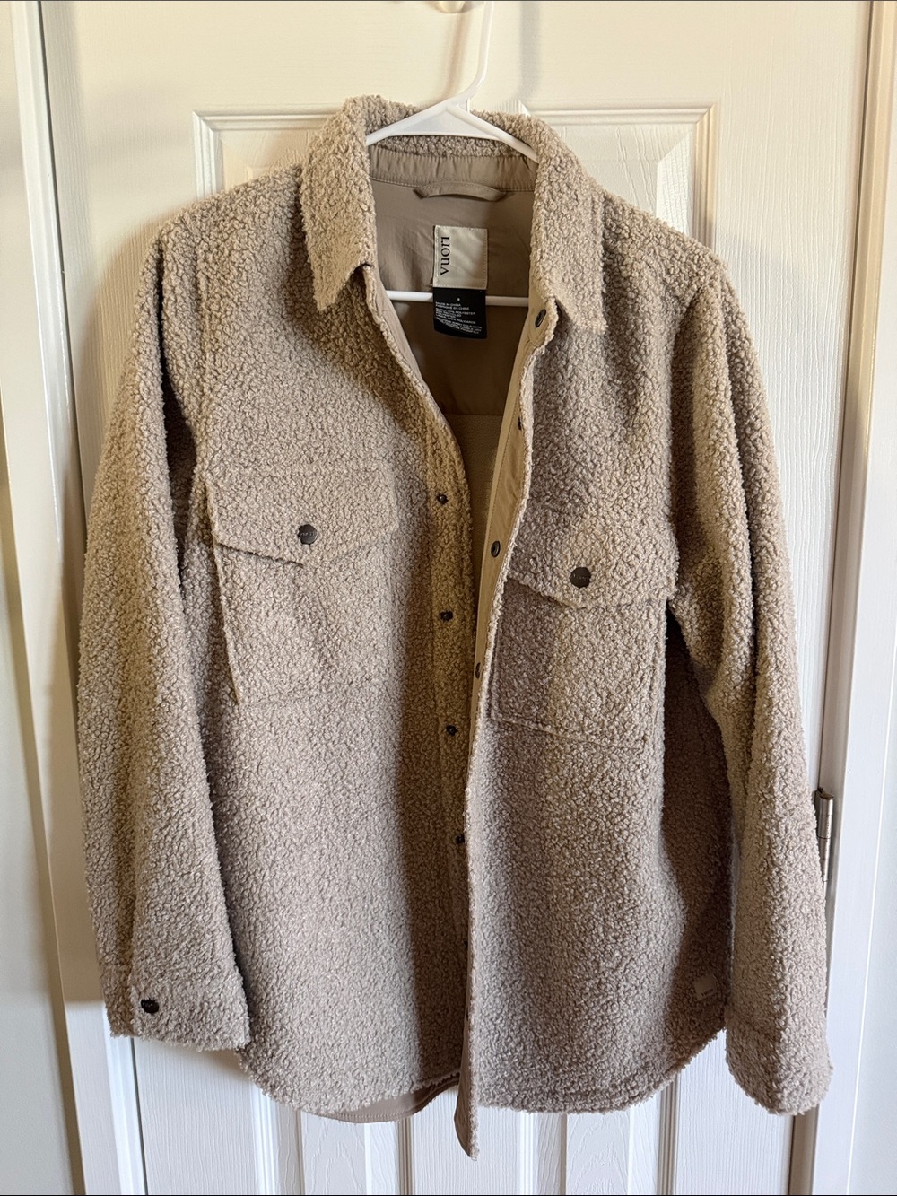 Vuori Teddy Shacket in Beige